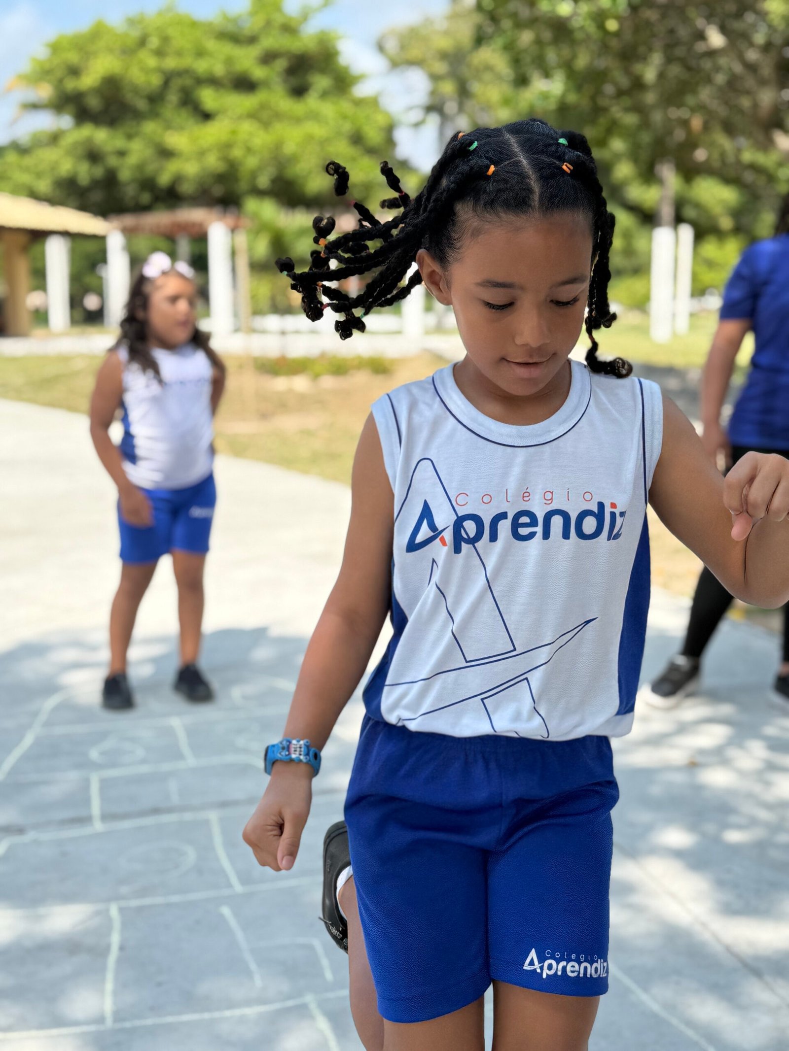 Alunos em ambiente escolar seguro e acolhedor