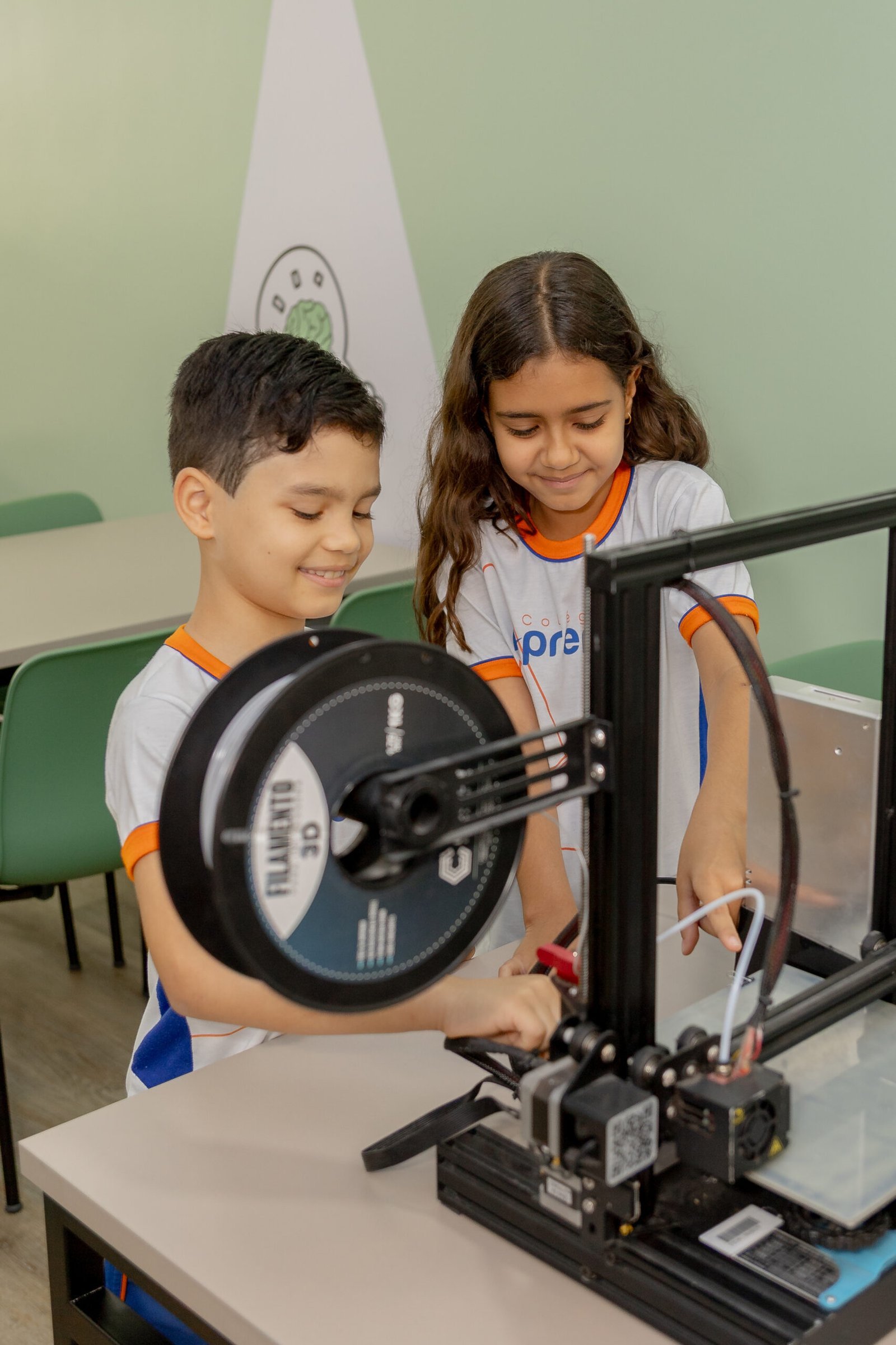 Estudantes do Ensino Fundamental em atividade interativa no Colégio Aprendiz